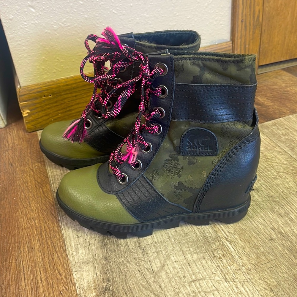 Girls sorrel wedge boots. Size 1